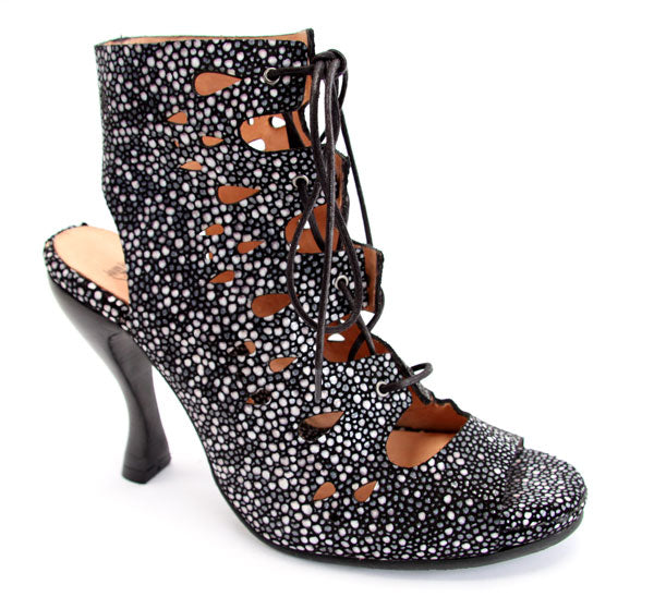 Spring '11 Sneak Preview: Attention Gwen