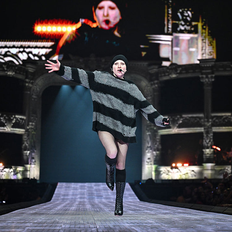 Lady Gaga porte les bottes Chaminade durant sa tournée « The Mayhem Ball »