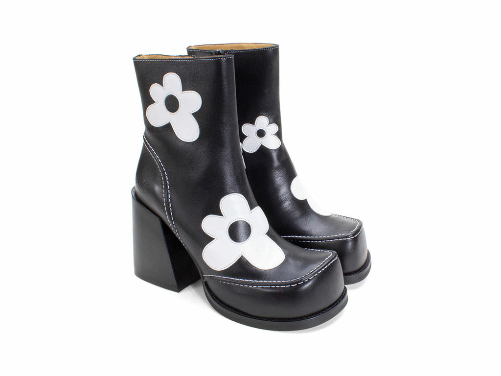 black_white_floral - Quarter view
