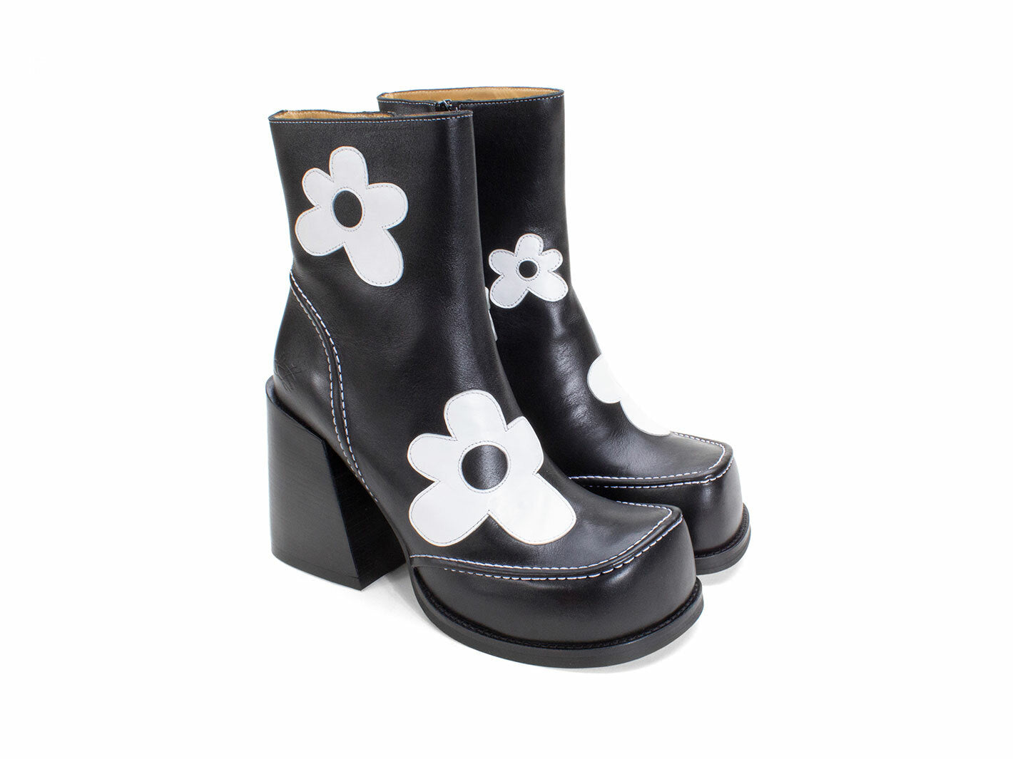 black_white_floral - Quarter view