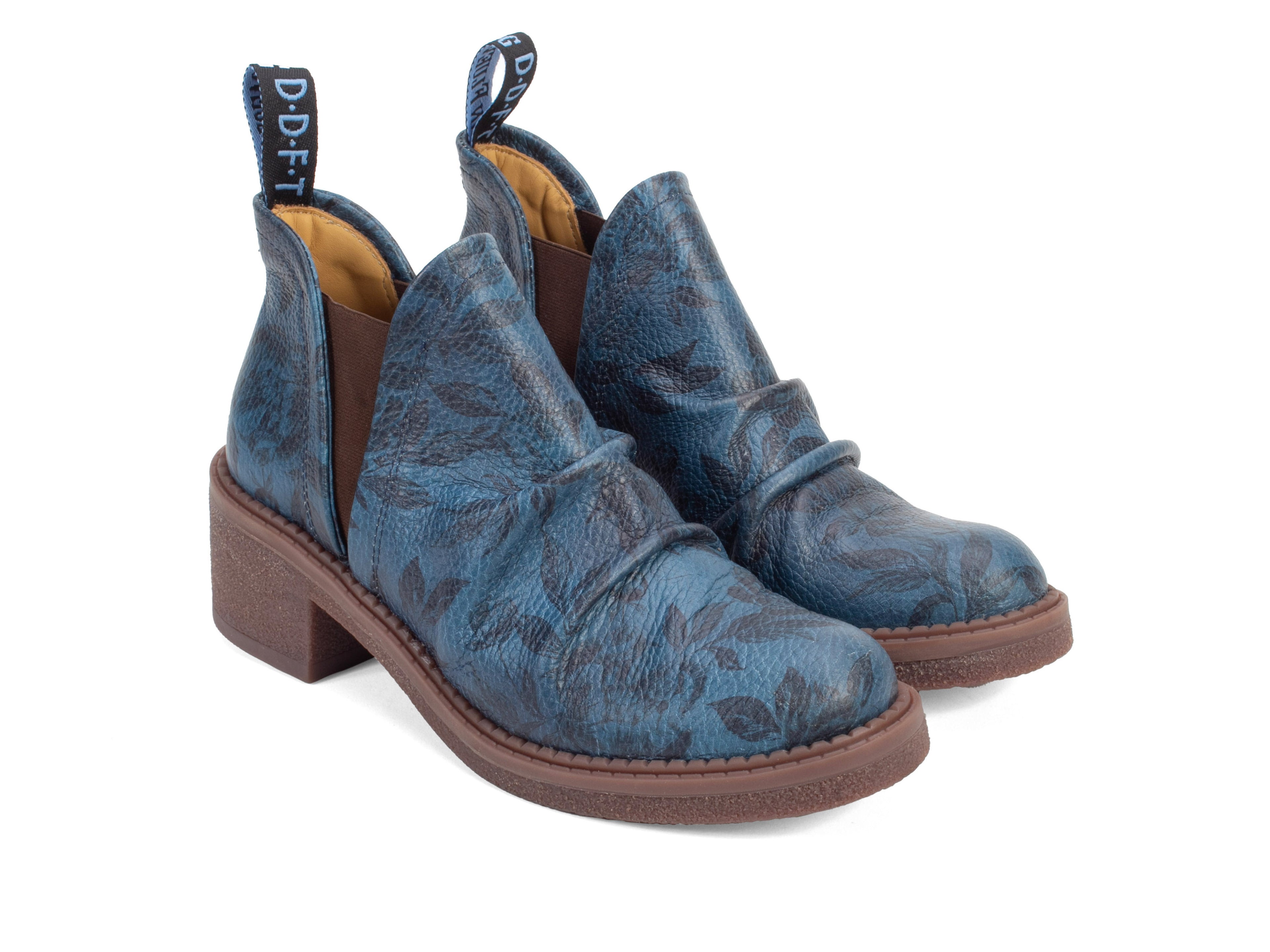 blue_floral - Quarter view