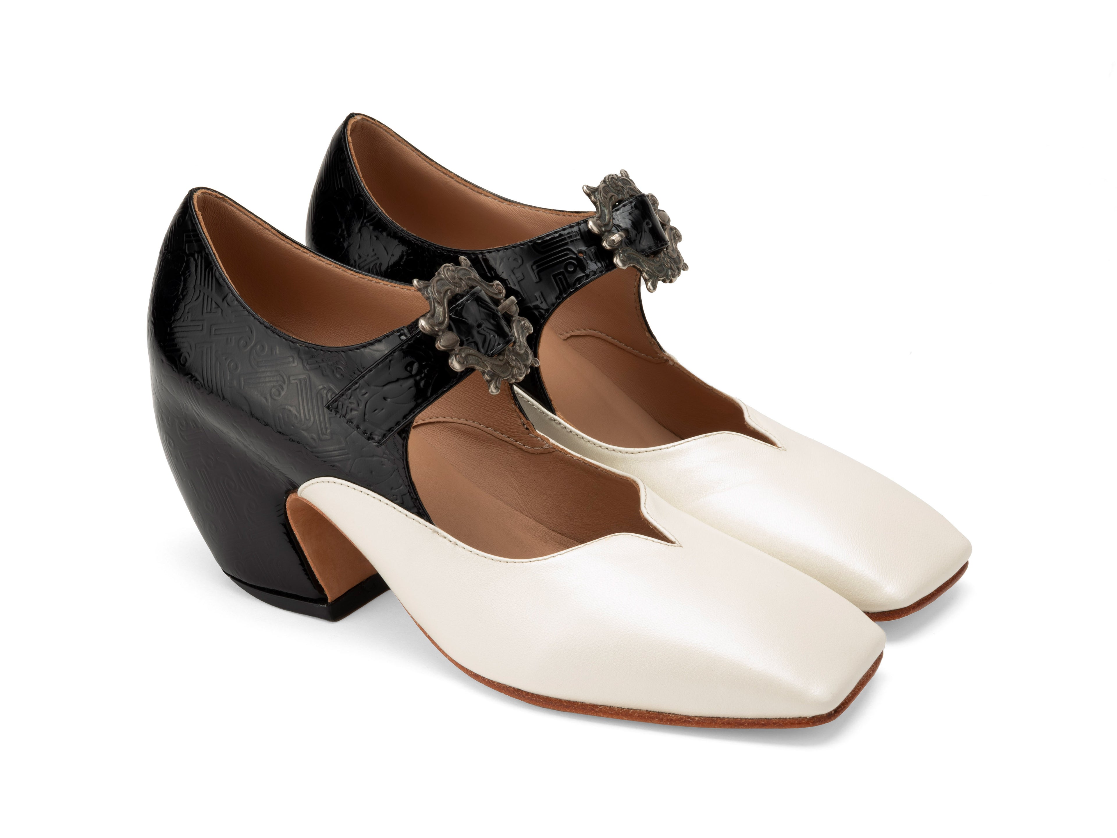 cream_black - Quarter View