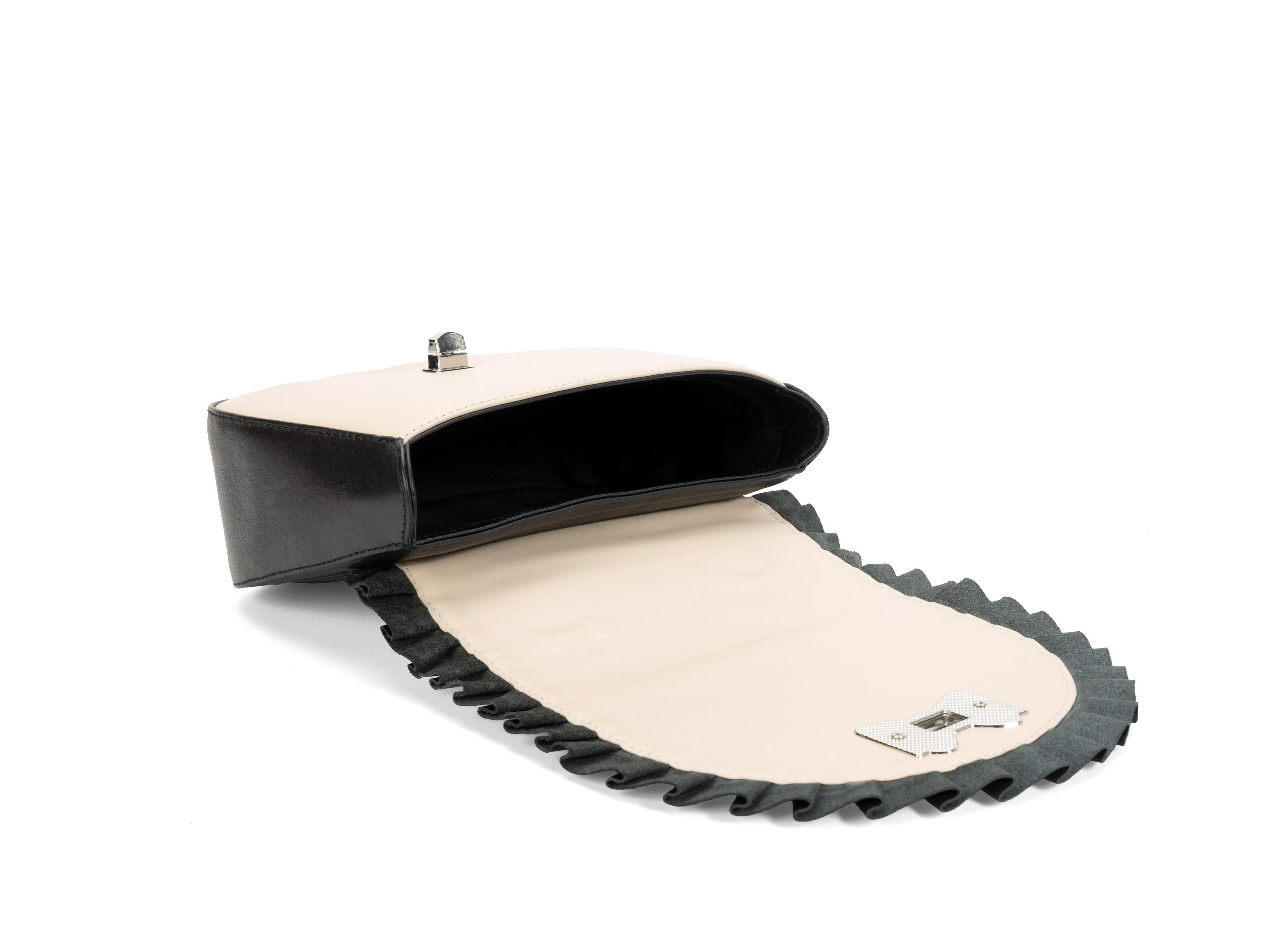 beige_black - Inside View